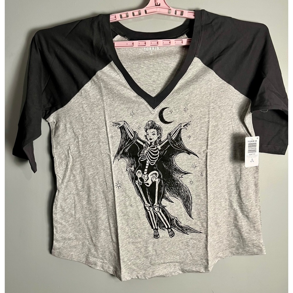 NWT Torrid Sketch Witch Skeleton Raglan Tee Grey Black 3/4 Sleeve V-Neck 1X - Picture 7 of 11
